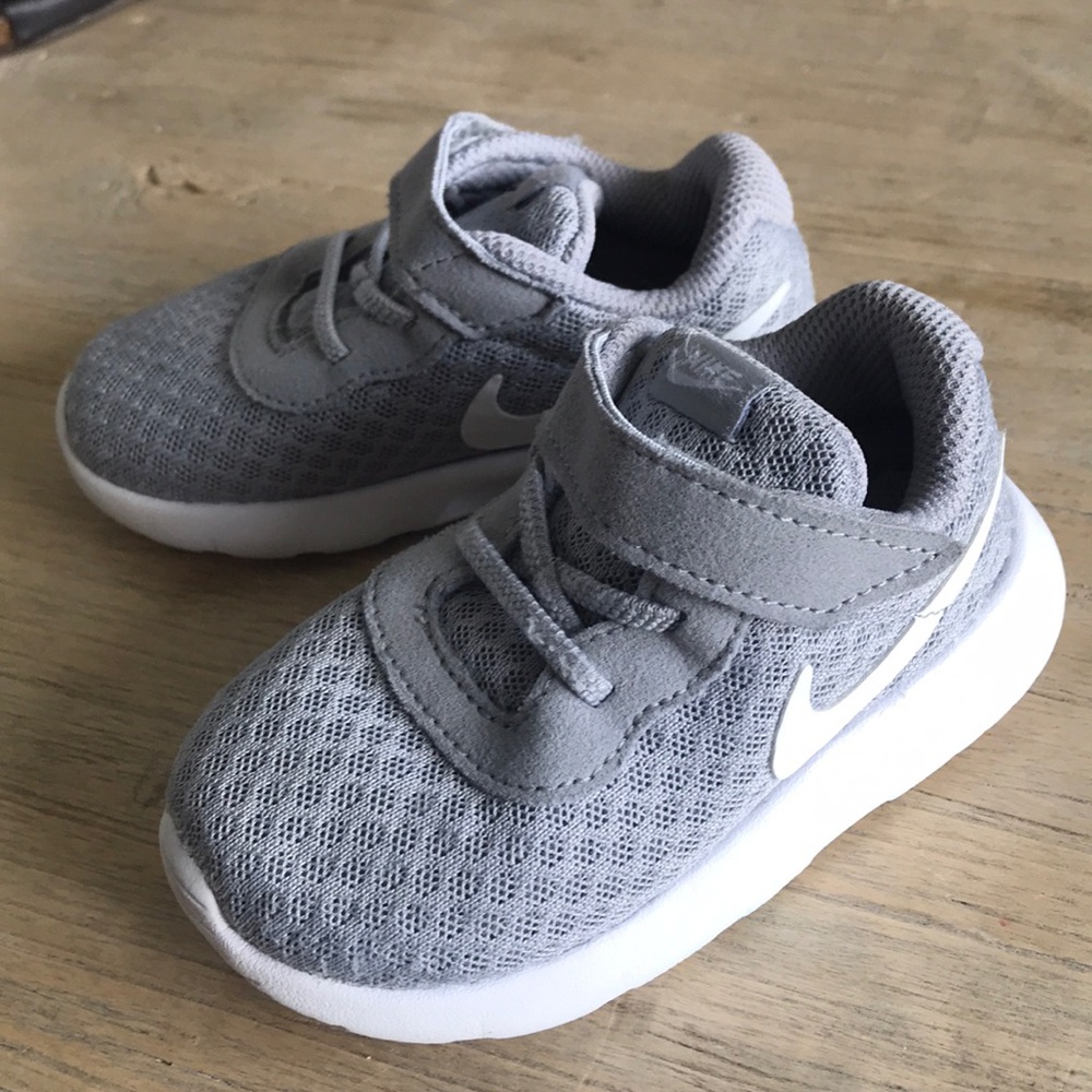 Nike tanjun gray and white sneakers size 6c